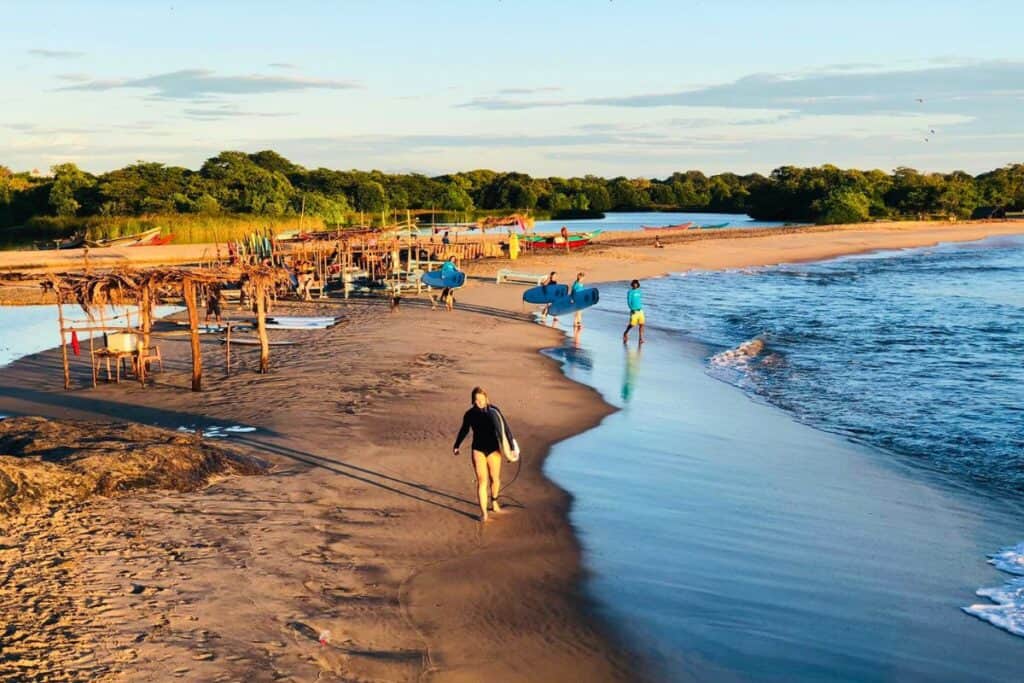 surfing in arugam bay 