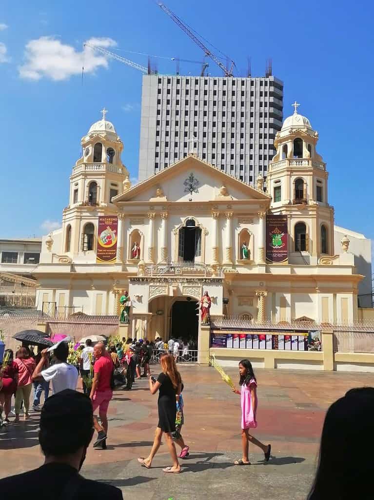 Quiapo church: places to visit in Manila